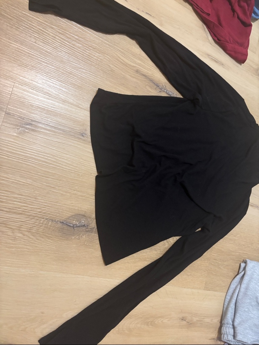 Women’s Black Long-Sleeve Crew Neck Top - Sleek Everyday Tee